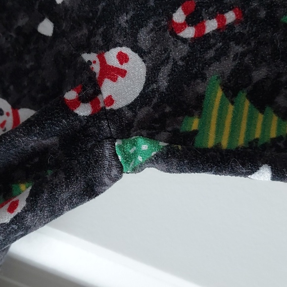 No brand name pajamas w/snowman candy canes trees measurements are approximate - Picture 6 of 8